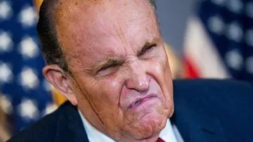 Rudy Giuliani con el tinte de su pelo corriendo por su cara