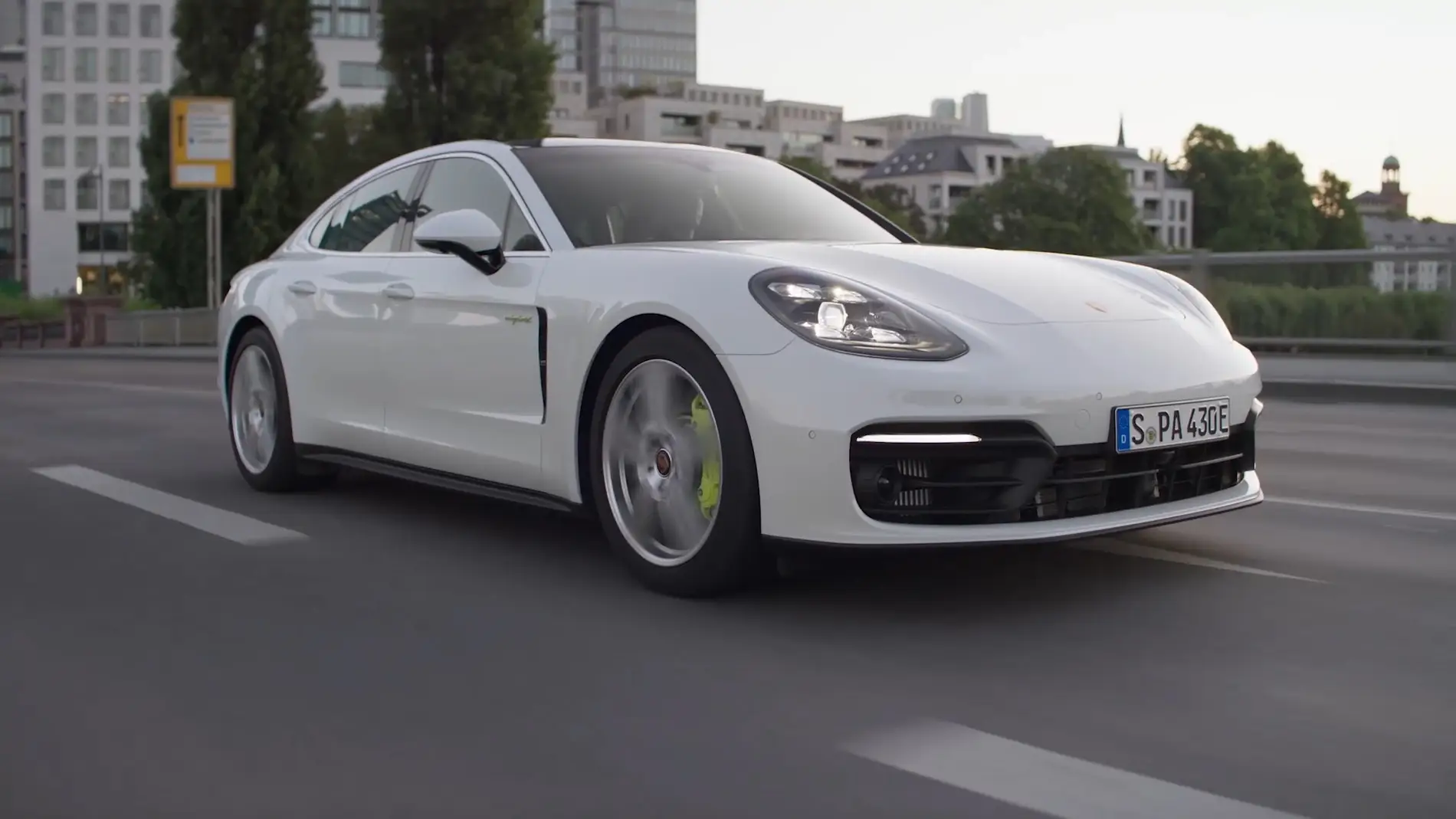 Porsche trabaja con modelos híbridos y eléctricos para el presente y el futuro