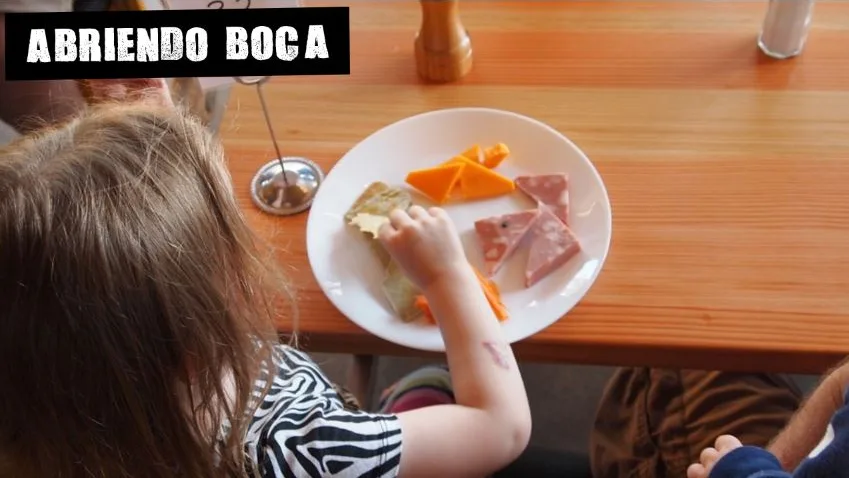 Niña comiendo Niña comiendo