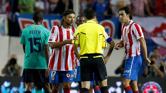 Ujfalusi, tras su entrada a Messi Ujfalusi, tras su entrada a Messi