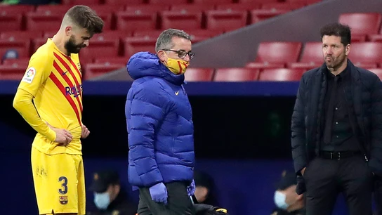 Gerard Piqué se retira lesionado ante el Atlético Gerard Piqué se retira lesionado ante el Atlético