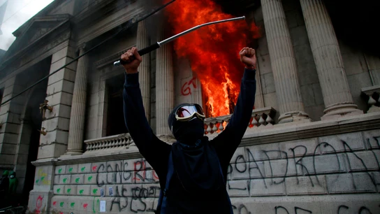 Cientos de manifestantes toman el Congreso de Guatemala y le prenden fuego Cientos de manifestantes toman el Congreso de Guatemala y le prenden fuego