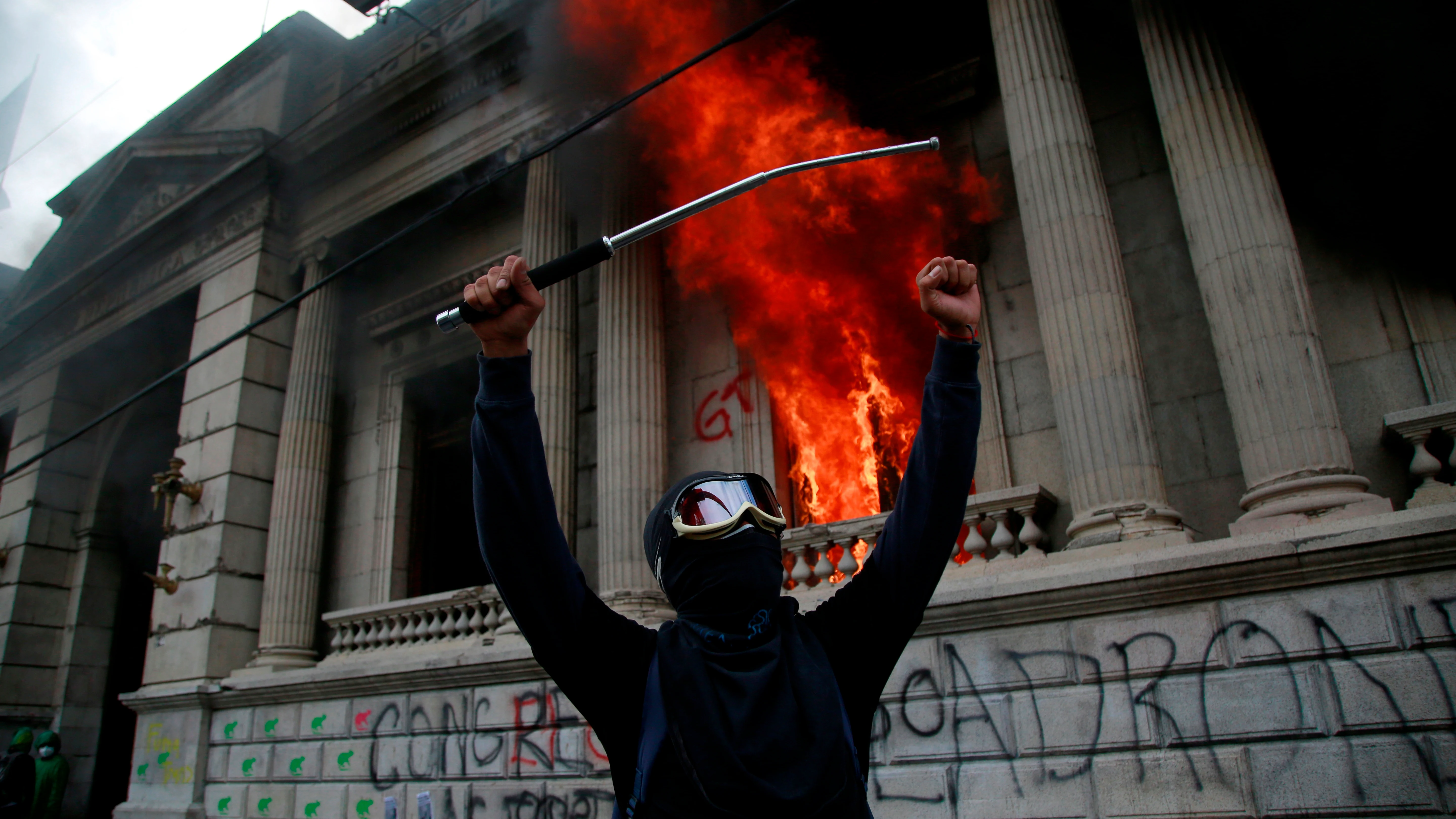 Cientos de manifestantes toman el Congreso de Guatemala y le prenden fuego Cientos de manifestantes toman el Congreso de Guatemala y le prenden fuego