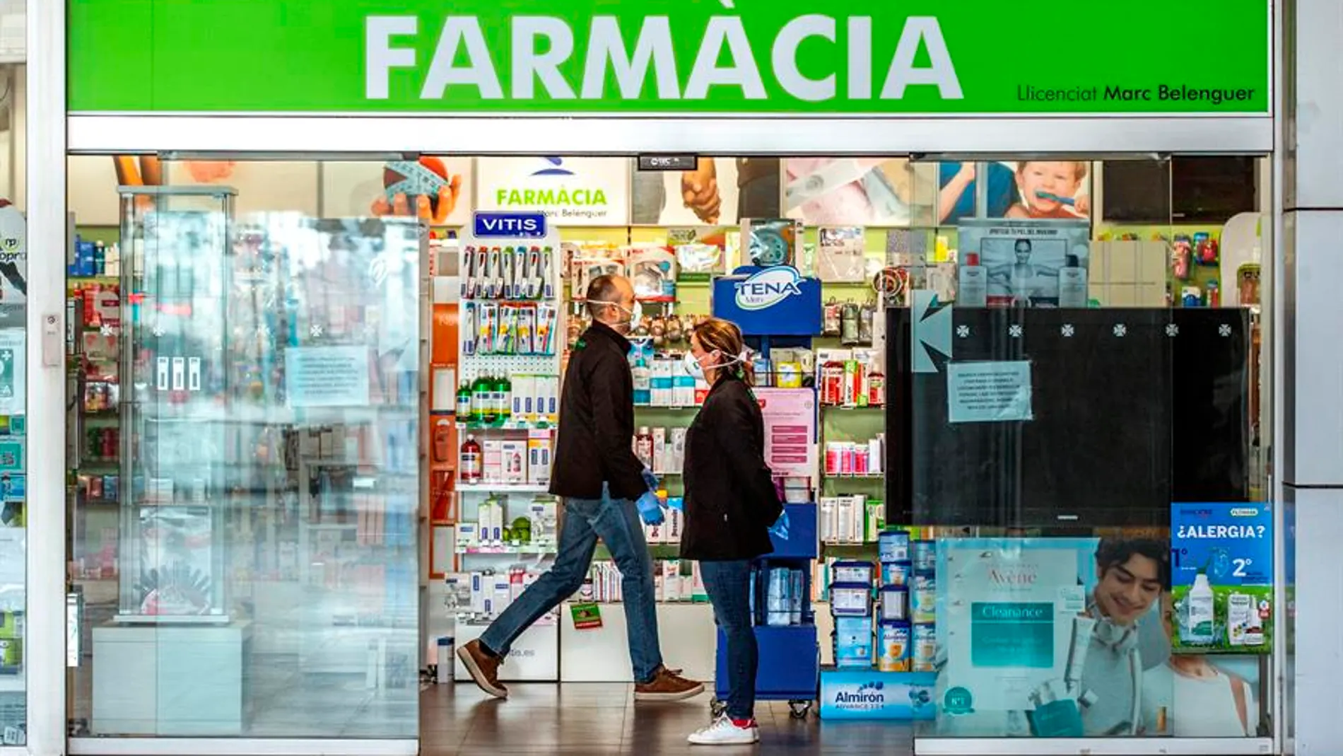 Imagen de personas acercándose a una farmacia de Barcelona