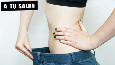 Joven mostrando su pantalón Joven mostrando su pantalón