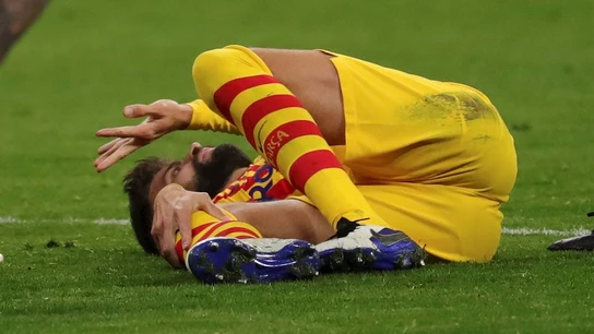 Gerard Piqué, tendido en el césped Gerard Piqué, tendido en el césped
