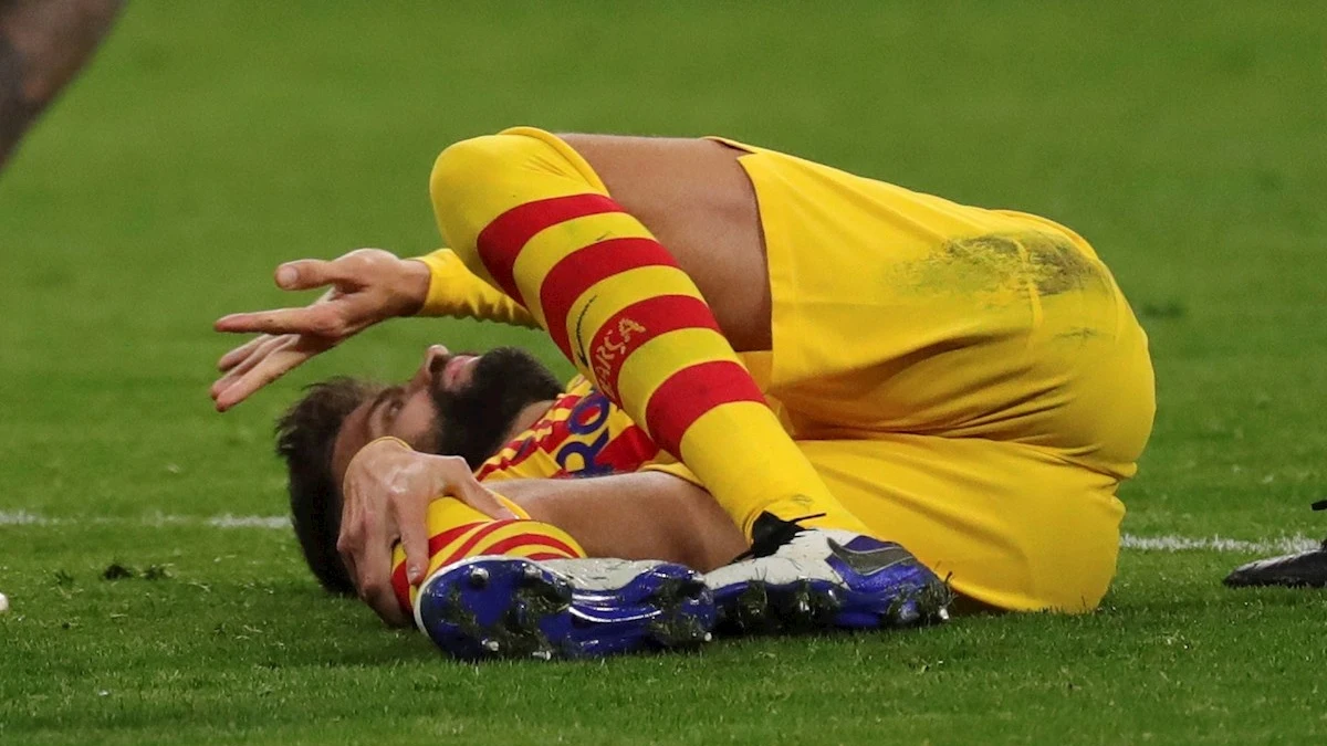 Gerard Piqué, tendido en el césped