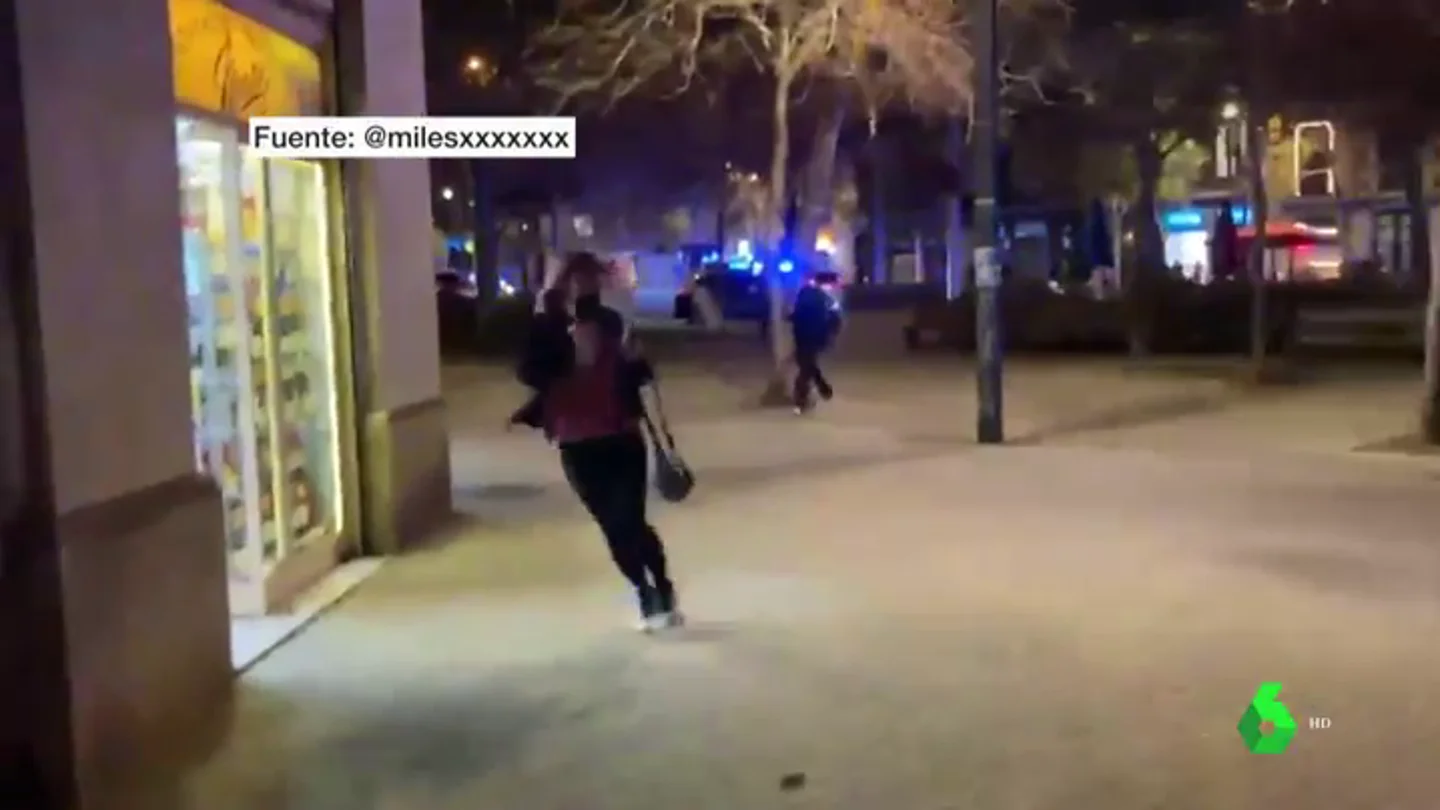 Una patrulla de la Guardia Urbana dispara a un hombre sin hogar que habría intentado agredirles Una patrulla de la Guardia Urbana dispara a un hombre sin hogar que habría intentado agredirles