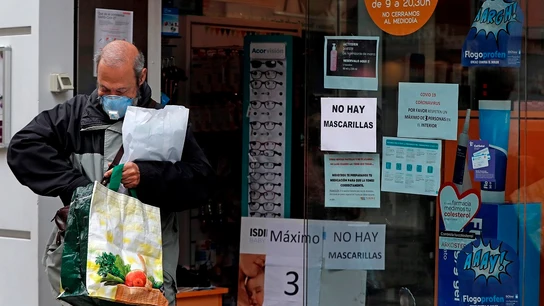 Un hombre sale de una farmacia en L´Hospitalet (Barcelona) Un hombre sale de una farmacia en L´Hospitalet (Barcelona)