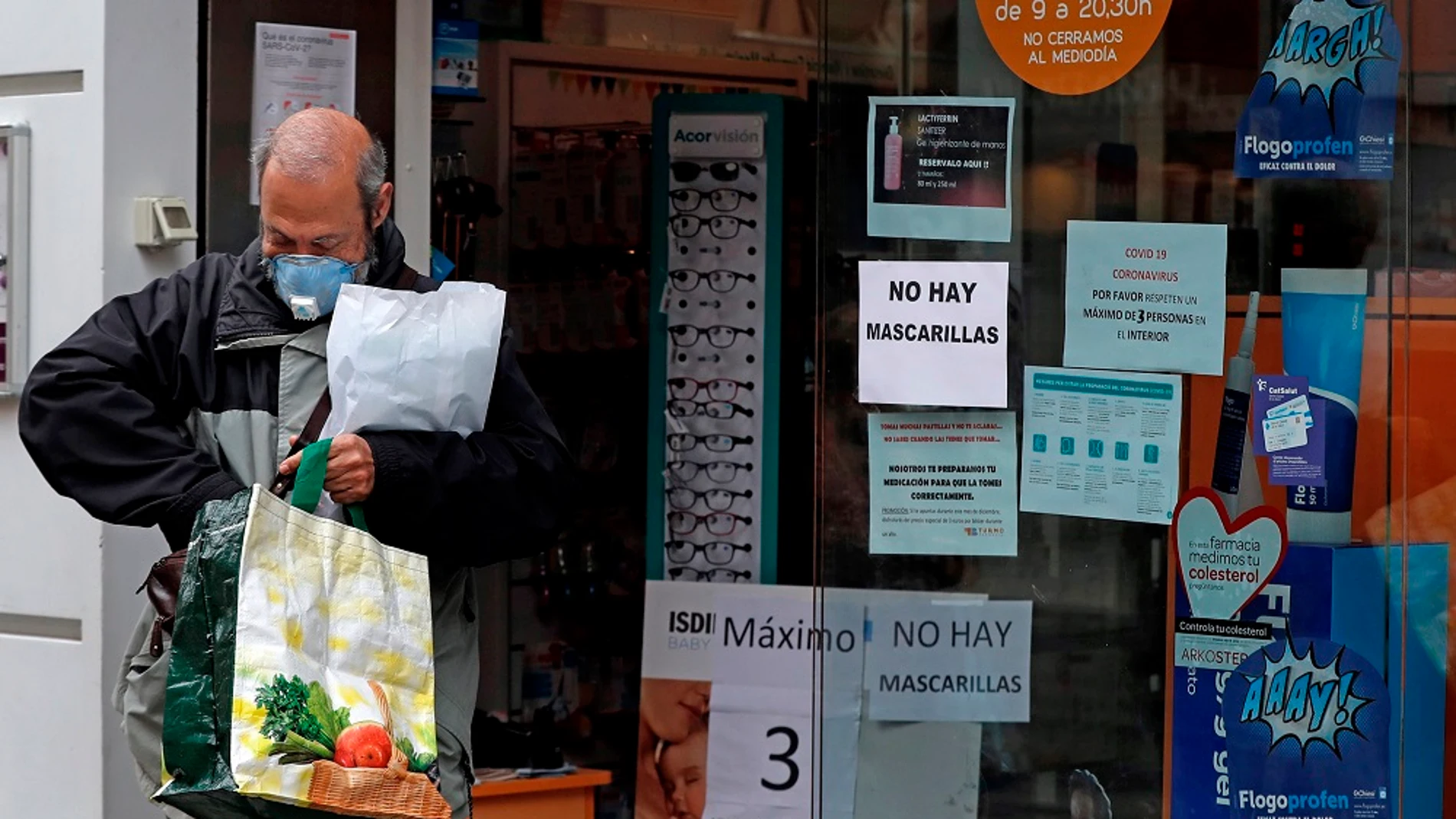Un hombre sale de una farmacia en L´Hospitalet (Barcelona)