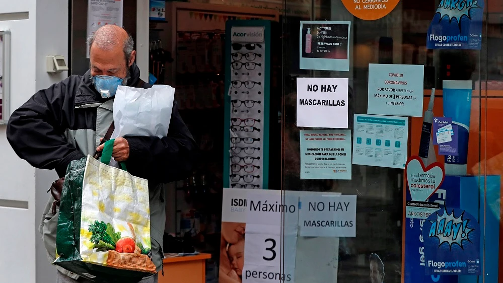 Un hombre sale de una farmacia en L´Hospitalet (Barcelona)