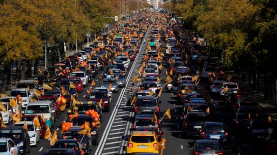 Vista general de la manifestación con vehículos que recorre el Paseo de la Castellana contra la LOMLOE