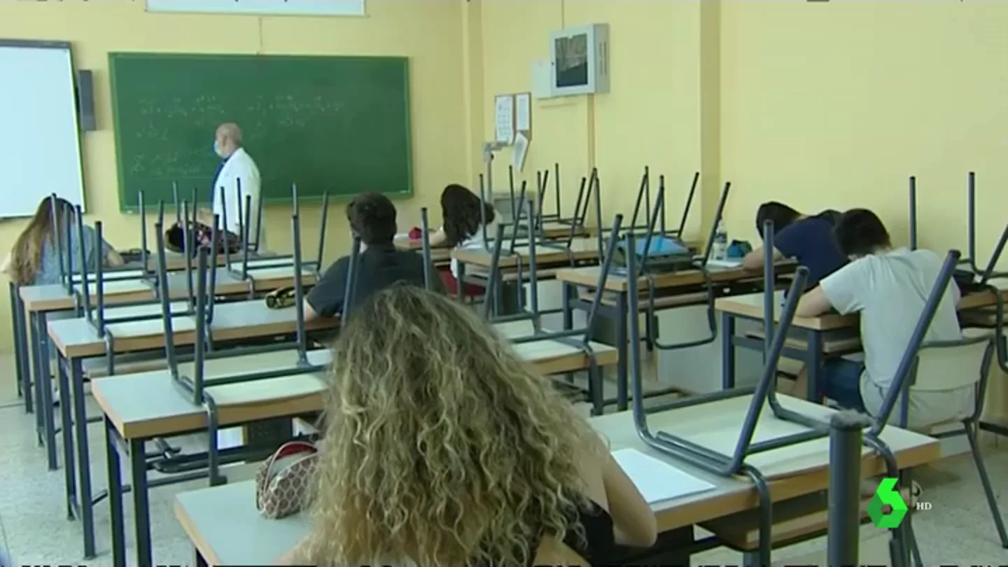 Más de 1.000 profesores serán despedidos en Madrid en diciembre: "La excusa que nos dicen es que no hay recursos" Más de 1.000 profesores serán despedidos en Madrid en diciembre: "La excusa que nos dicen es que no hay recursos"