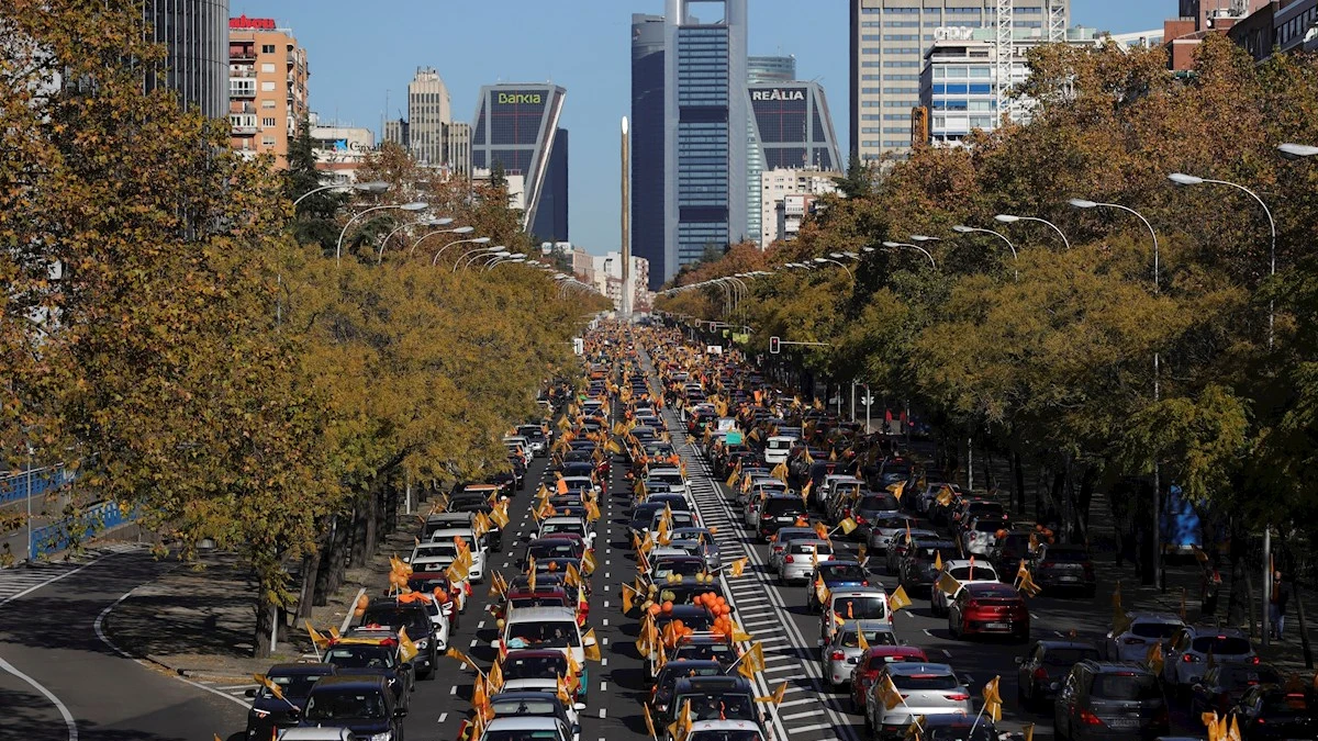 Vista general de la manifestación con vehículos que recorre el Paseo de la Castellana