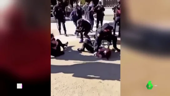 Detienen a cuatro activistas de Femen tras intentar boicotear un acto franquista en Madrid Detienen a cuatro activistas de Femen tras intentar boicotear un acto franquista en Madrid