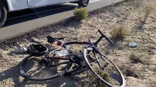 Una bicicleta, tirada en la arena Una bicicleta, tirada en la arena