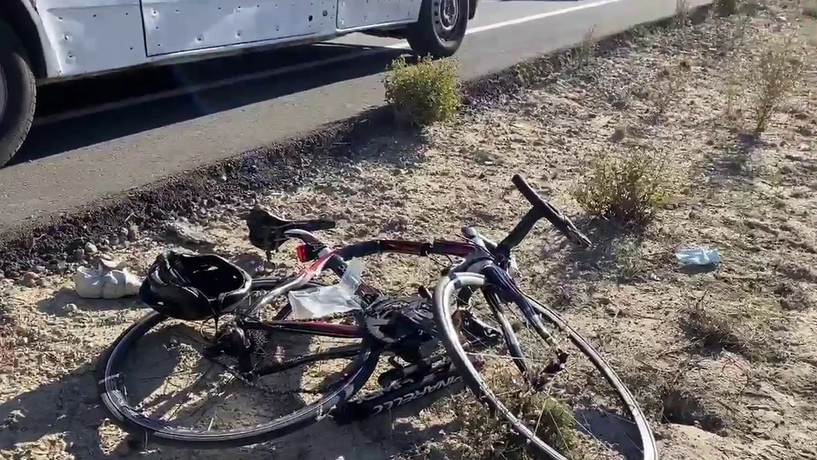 Una bicicleta, tirada en la arena