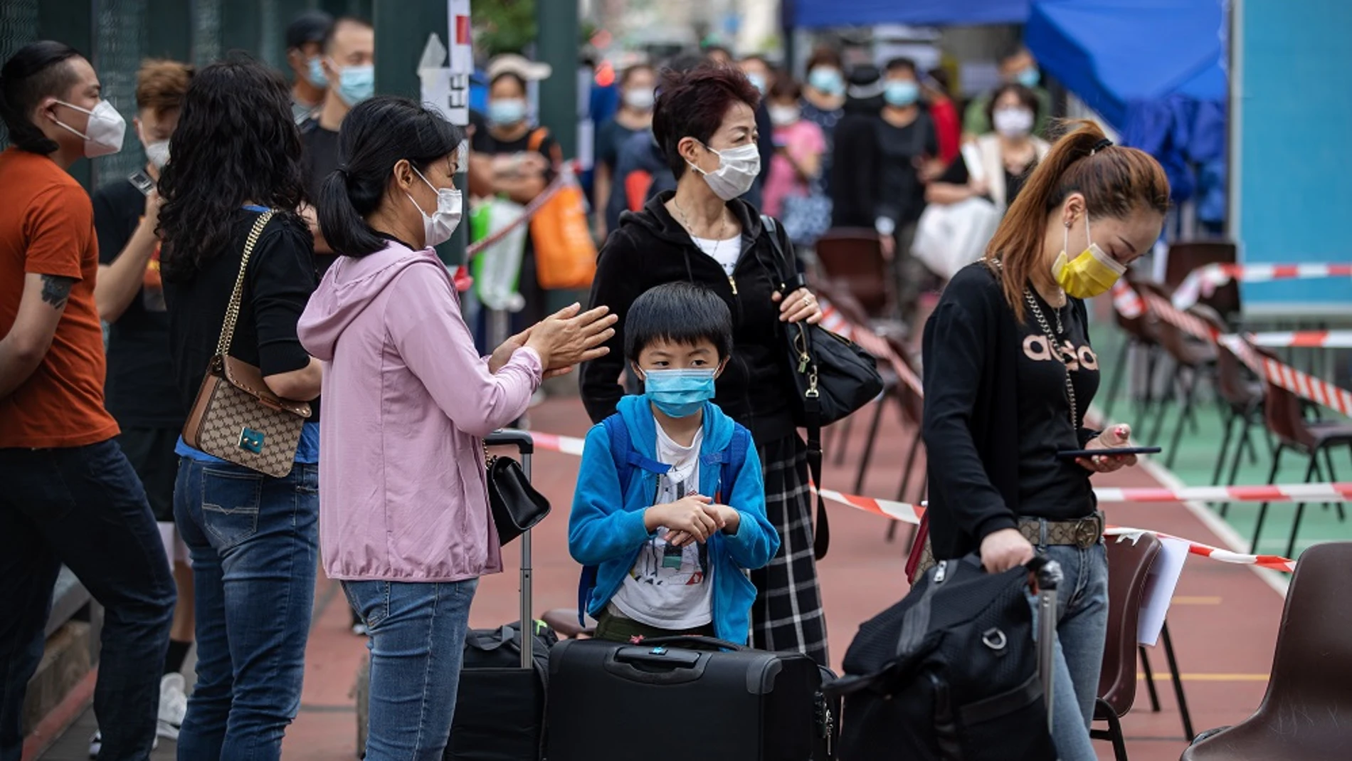 Imagen de población china esperando una cola para poder viajar