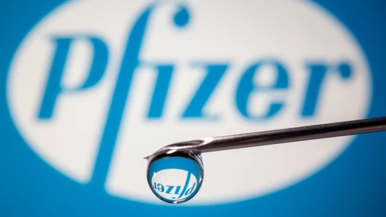 El logo de Pfizer, visto a través de una gota El logo de Pfizer, visto a través de una gota