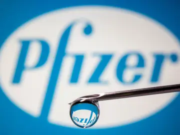 El logo de Pfizer, visto a través de una gota