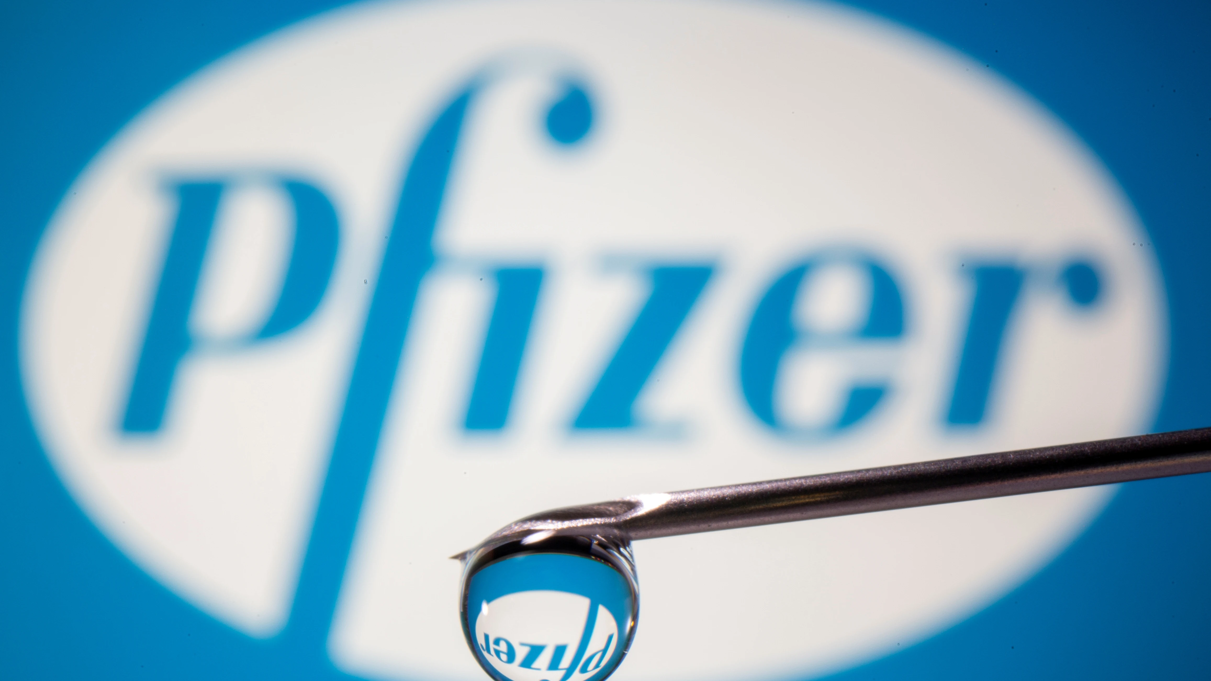 El logo de Pfizer, visto a través de una gota