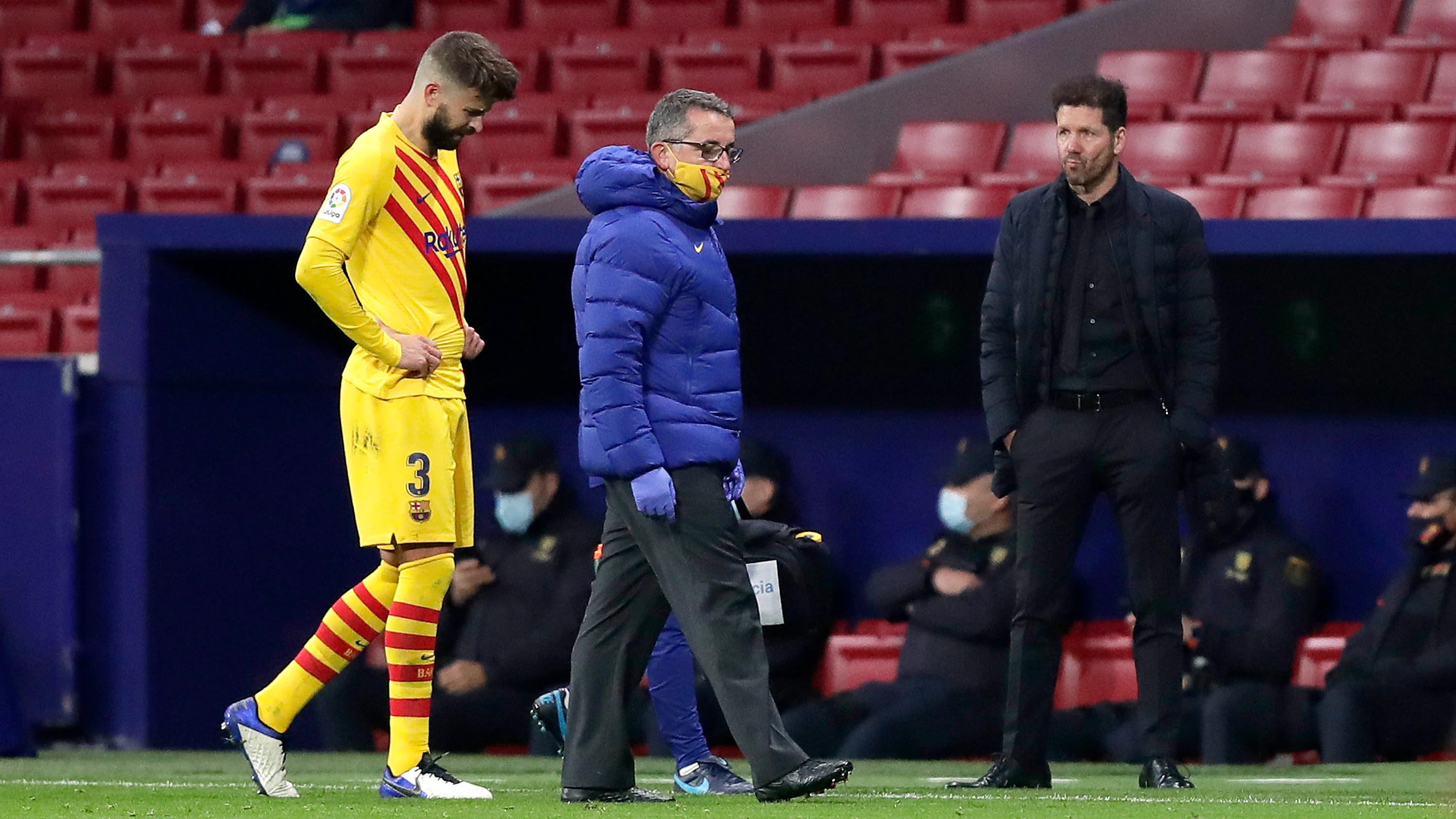 Piqué abandona el campo tras lesionarse