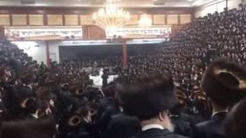 Miles de miembros de la comunidad judía celebran una boda multitudinaria en plena pandemia