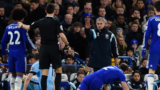 José Mourinho y Mark Clattenburg durante un Chelsea-City José Mourinho y Mark Clattenburg durante un Chelsea-City