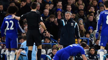 José Mourinho y Mark Clattenburg durante un Chelsea-City