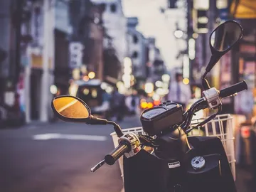 El mobiliario urbano no se puede aprovechar para aparcar la motocicleta El mobiliario urbano no se puede aprovechar para aparcar la motocicleta