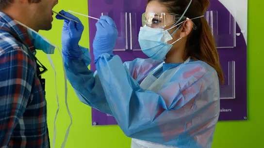 Una enfermera realiza una PCR a un paciente. Una enfermera realiza una PCR a un paciente.