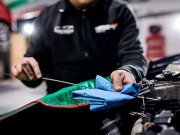 Comprobar el nivel de aceite Comprobar el nivel de aceite