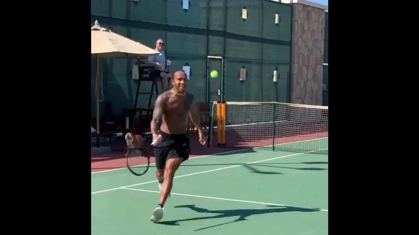 Lewis Hamilon jugando al tenis con su padre El heptacampeón celebra su título disfrutando en familia