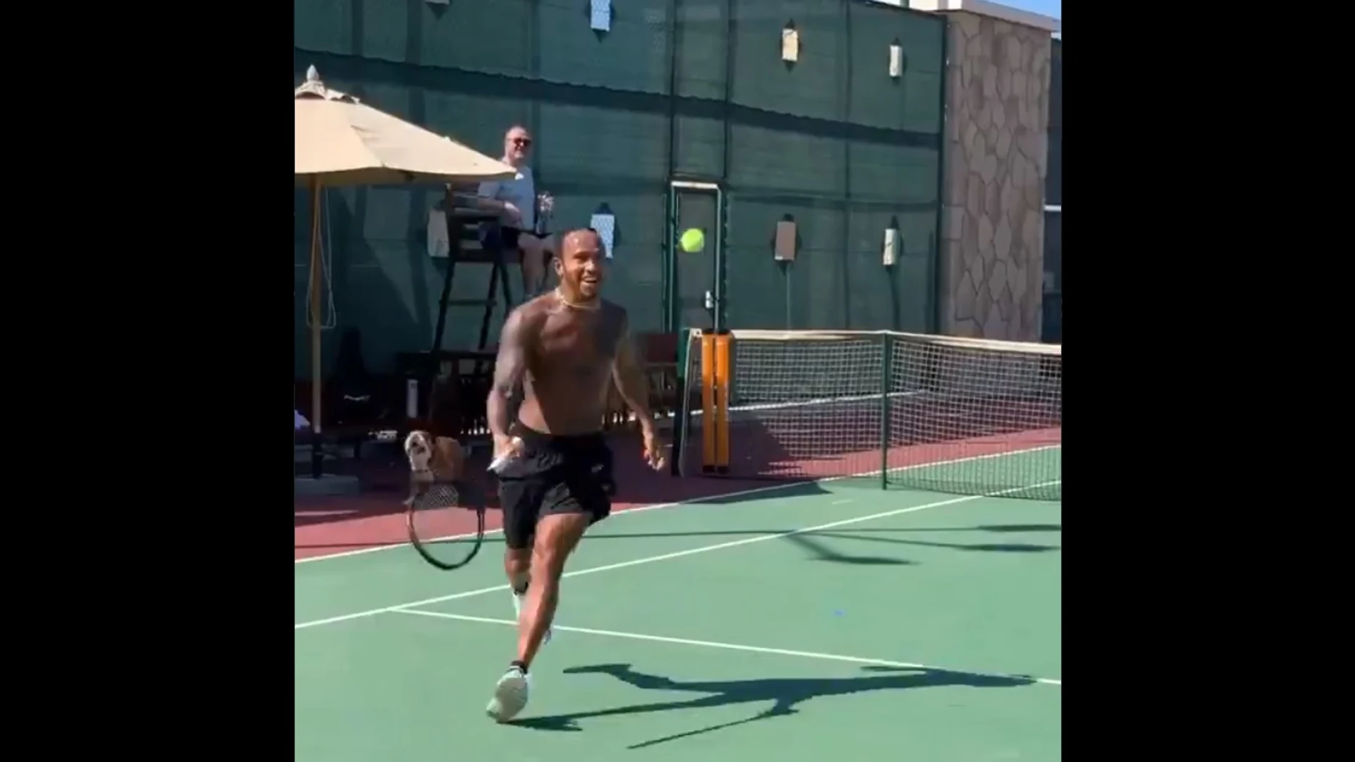 Lewis Hamilon jugando al tenis con su padre