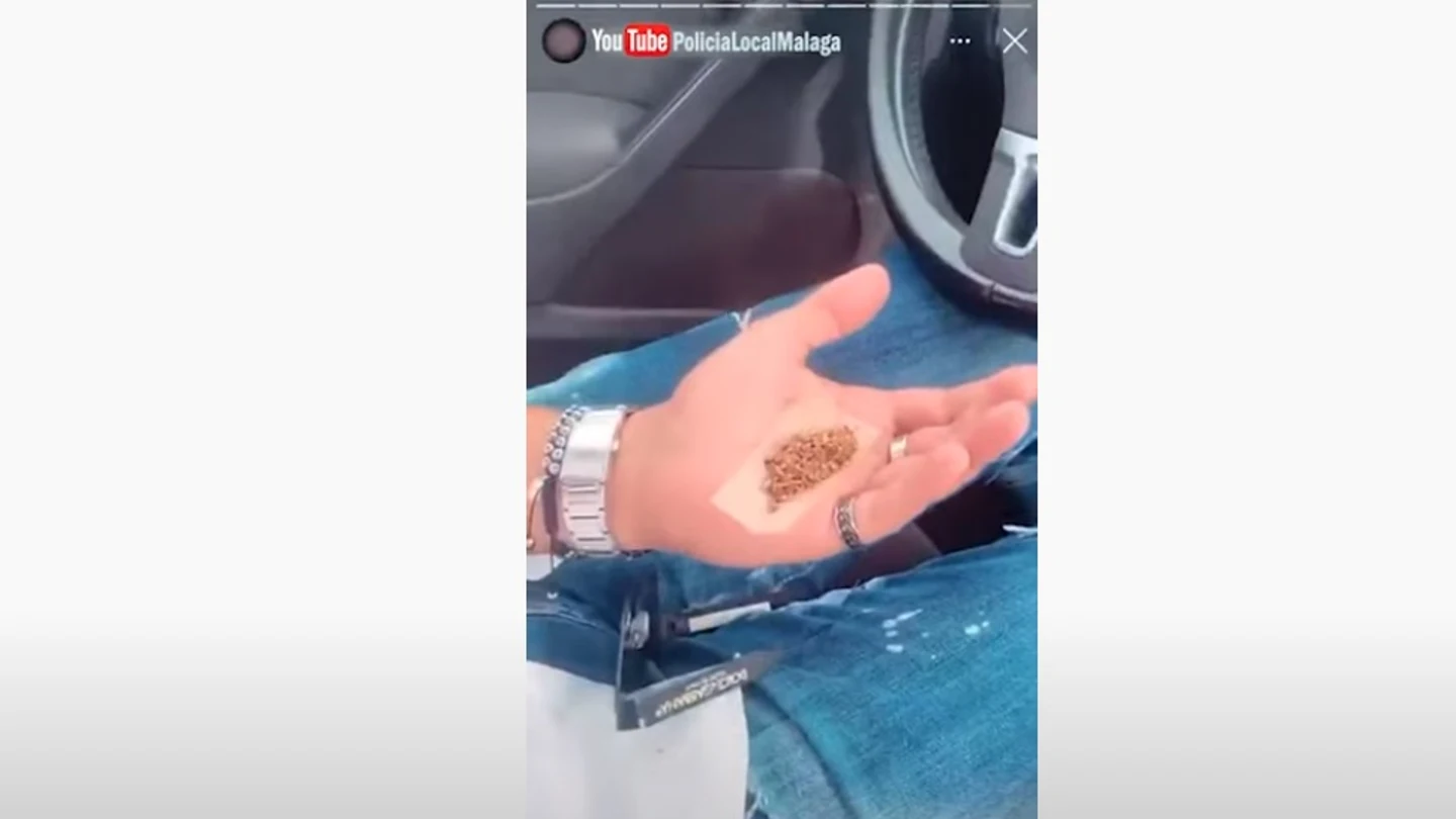 El joven condujo durante varios kilómetros usando las rodillas mientras se liaba el porro. El joven condujo durante varios kilómetros usando las rodillas mientras se liaba el porro.