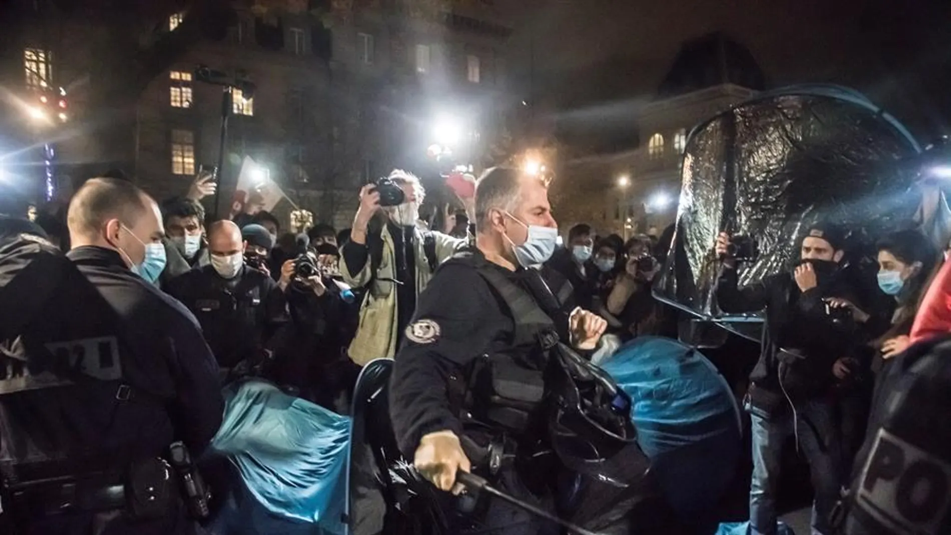 Agentes franceses durante el polémico desalojo en París