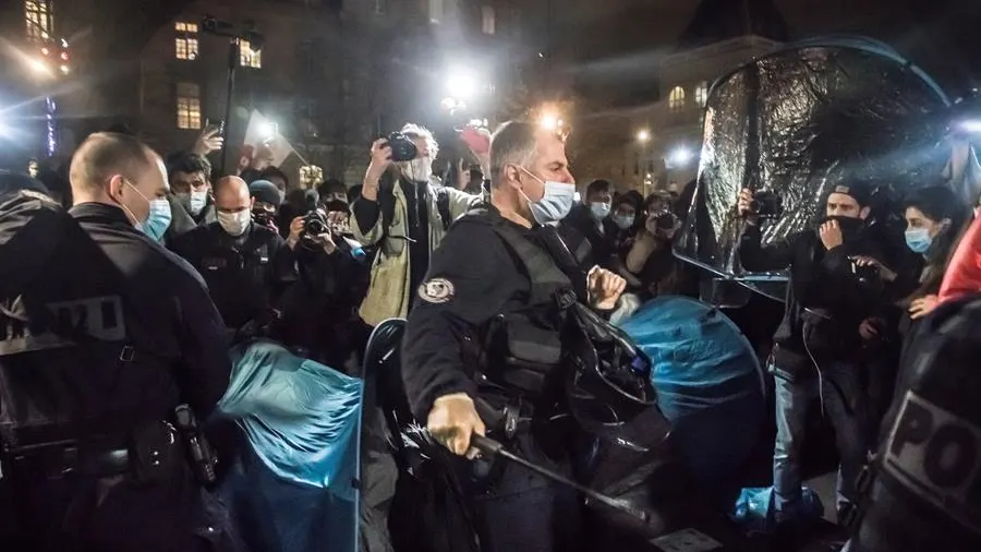 Agentes franceses durante el polémico desalojo en París