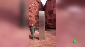 Descubren un extraño monolito de metral de más de tres metros en pleno desierto de Utah, EEUU