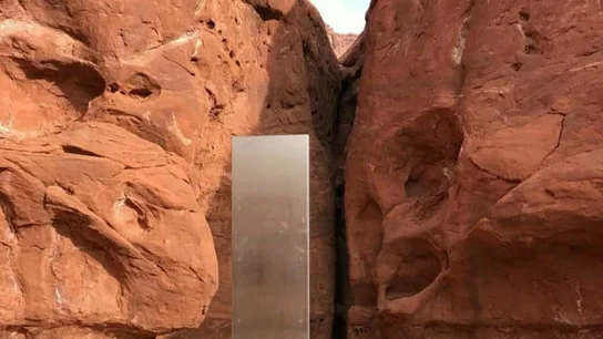 El monolito localizado en el desierto de Utah El monolito localizado en el desierto de Utah