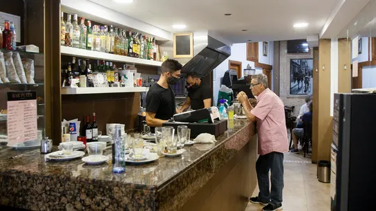 El Govern aplaza el registro de clientes en bares y restaurantes para hacerlo a través de código QR El Govern aplaza el registro de clientes en bares y restaurantes para hacerlo a través de código QR