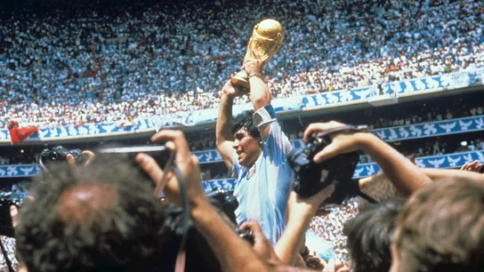 Maradona levanta la Copa del Mundo en el Mundial 1986 Maradona levanta la Copa del Mundo en el Mundial 1986