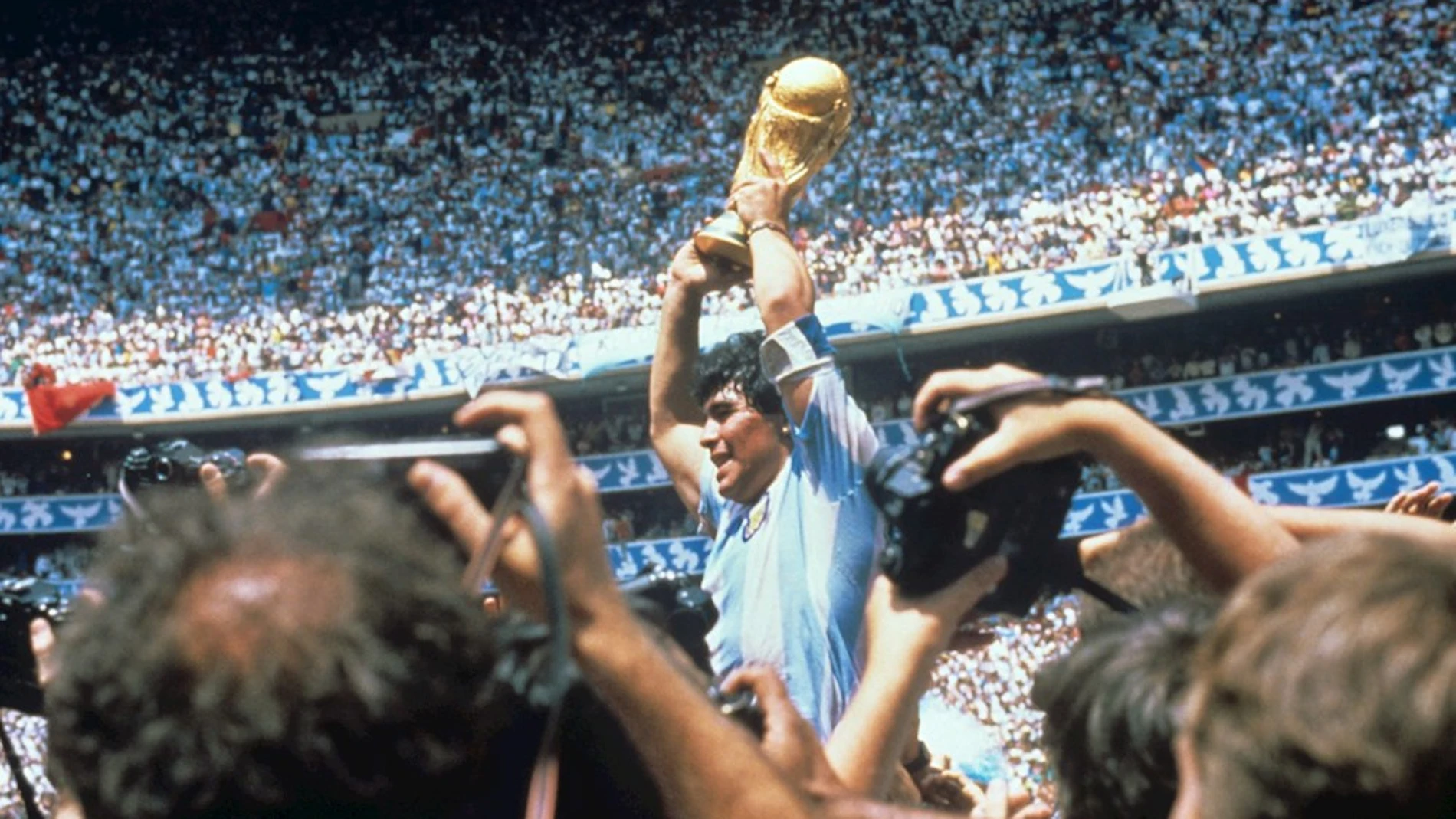 Maradona levanta la Copa del Mundo en el Mundial 1986