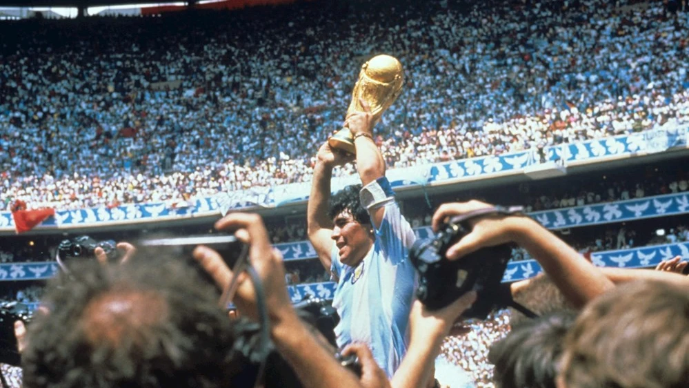 Maradona levanta la Copa del Mundo en el Mundial 1986