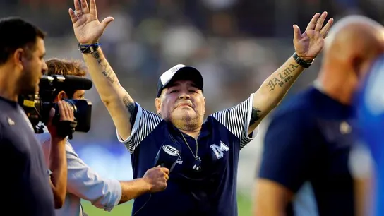 Diego Armando Maradona saluda a la afición. Diego Armando Maradona saluda a la afición.