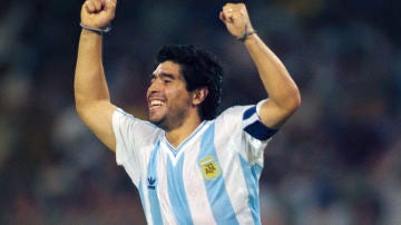 Diego Maradona celebra un gol con Argentina
