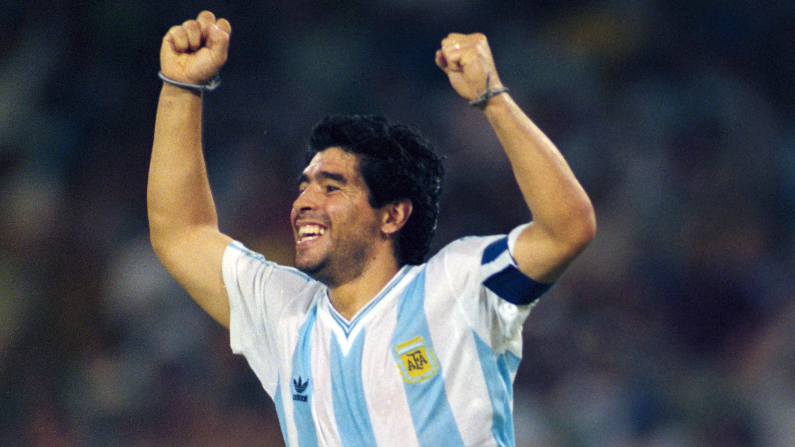 Diego Maradona celebra un gol con Argentina