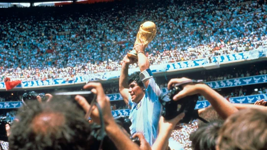 Diego Armando Maradona con la Copa del Mundo tras derrotar la selección argentina a Alemania en el estadio Azteca el 29 de junio de 1986 en Ciudad de México Diego Armando Maradona con la Copa del Mundo tras derrotar la selección argentina a Alemania en el estadio Azteca el 29 de junio de 1986 en Ciudad de México (México)