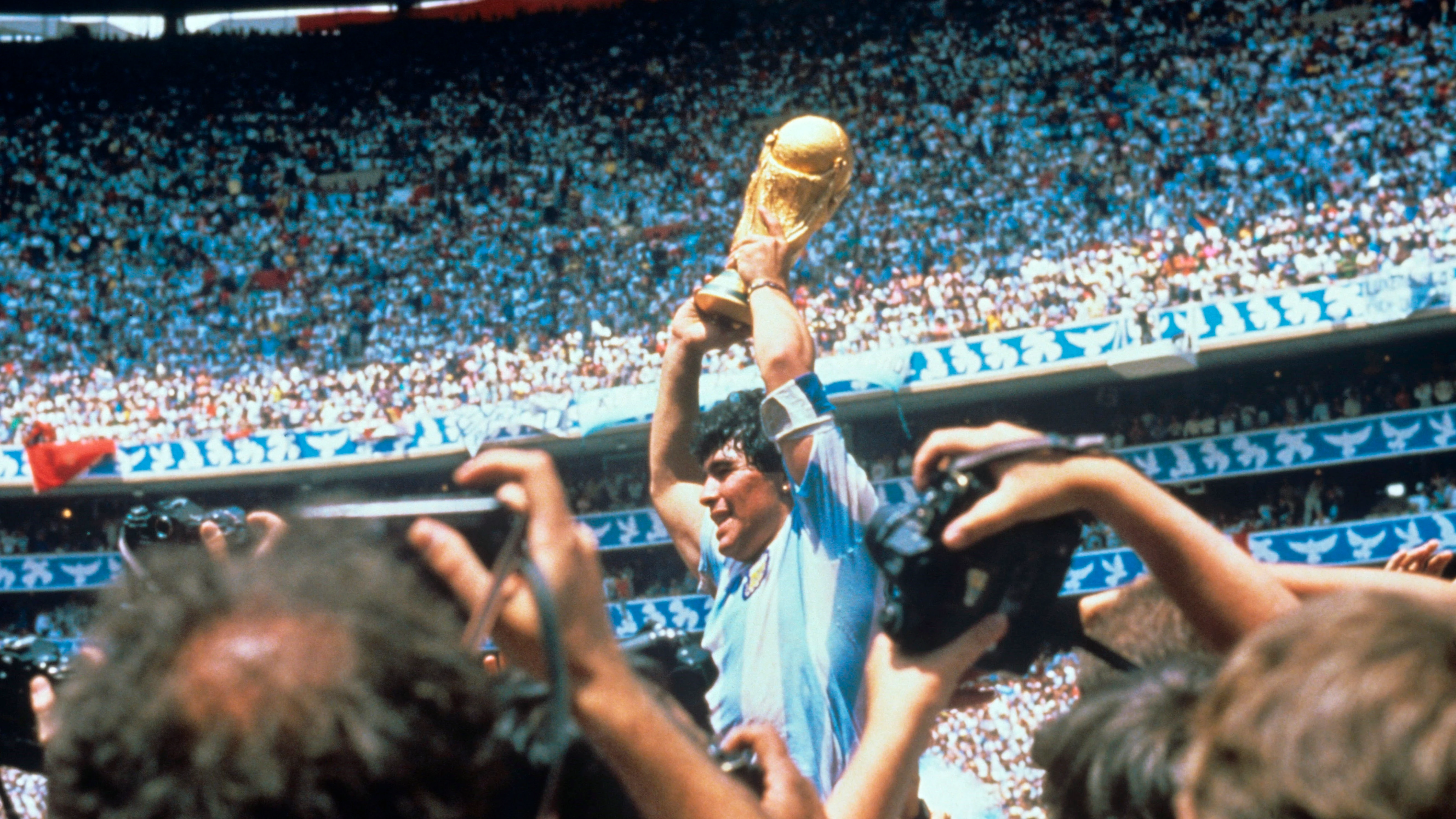 Diego Armando Maradona con la Copa del Mundo tras derrotar la selección argentina a Alemania en el estadio Azteca el 29 de junio de 1986 en Ciudad de México (México)