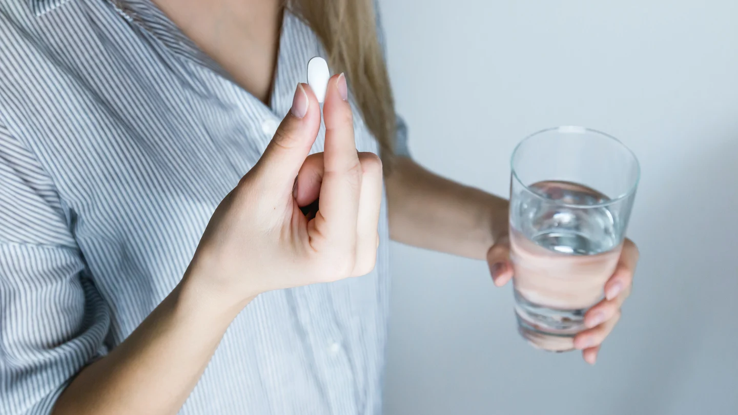 Una persona toma un medicamento Una persona toma un medicamento