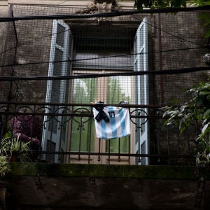 Un balcón con una camiseta de Maradona y un crespón negro Un balcón con una camiseta de Maradona y un crespón negro